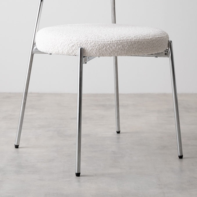 ホワイトのもこもこな素材のダイニングチェアの脚