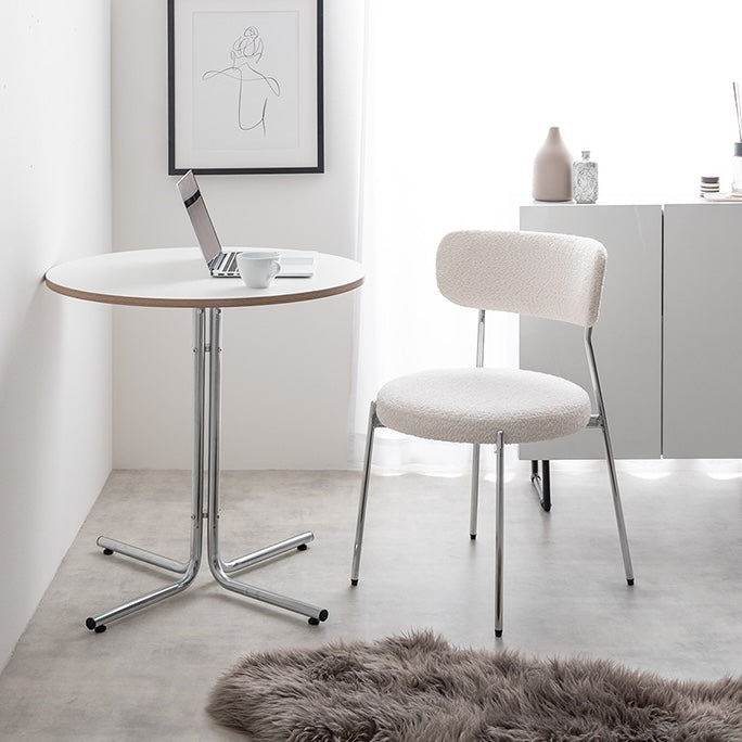 ホワイトのもこもこな素材のダイニングチェアを部屋に置いている様子