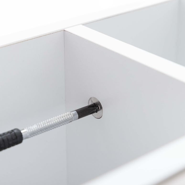 4つの収納スペースが付いたサイドテーブルにもなる収納ワゴンの組み立て時のネジとドライバーの様子