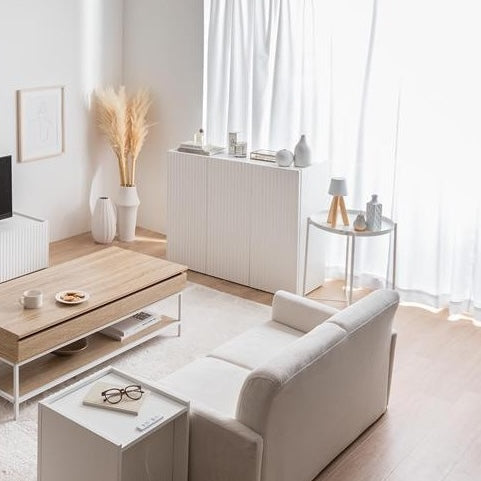 波型扉のホワイトのキャビネットを部屋に置いている様子