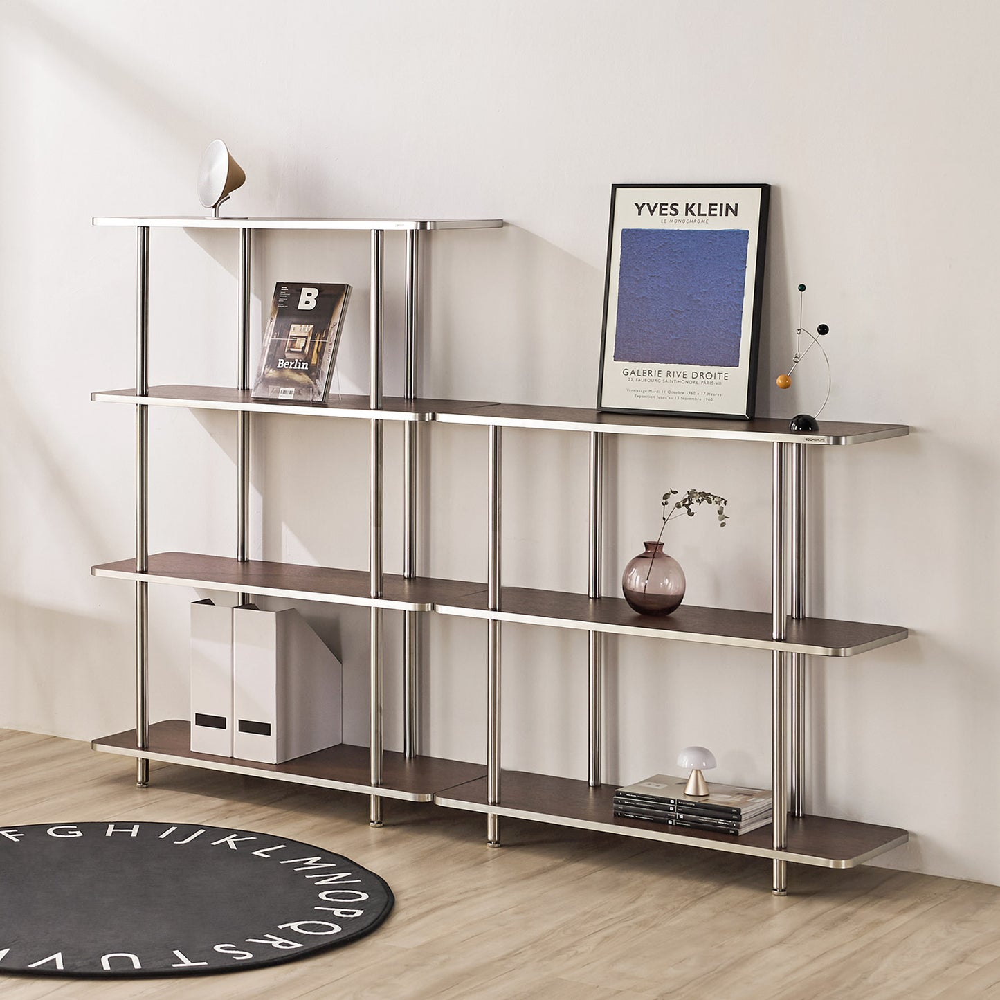 3段と4段のブラウンのオープンシェルフが横並びで置かれてある様子