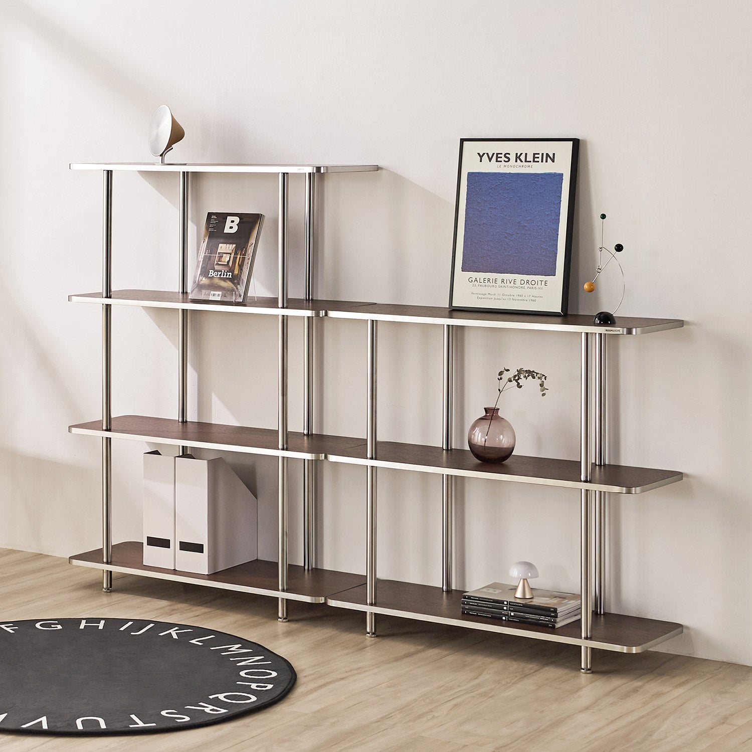 3段と4段のブラウンのオープンシェルフが横並びで置かれてある様子