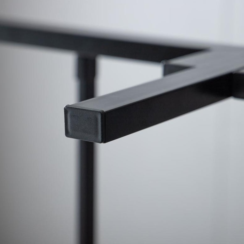 シンプルな黒のベッドフレームの脚部分のアップ