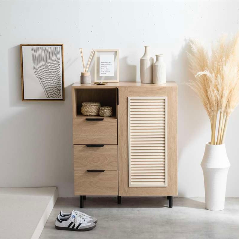 玄関に置かれたルーバー扉とひき引き出し収納がついたキャビネット