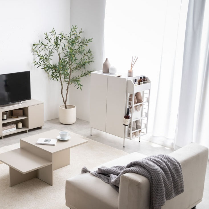 ホワイトのラック付きキャビネットを部屋に置いている様子