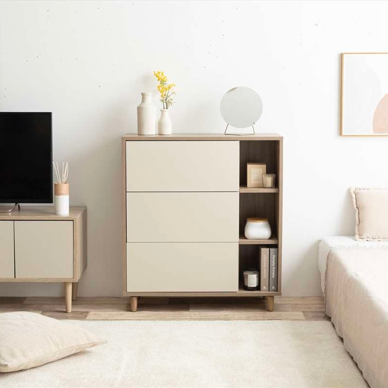 リビングに置かれた引き出し付きのキャビネット