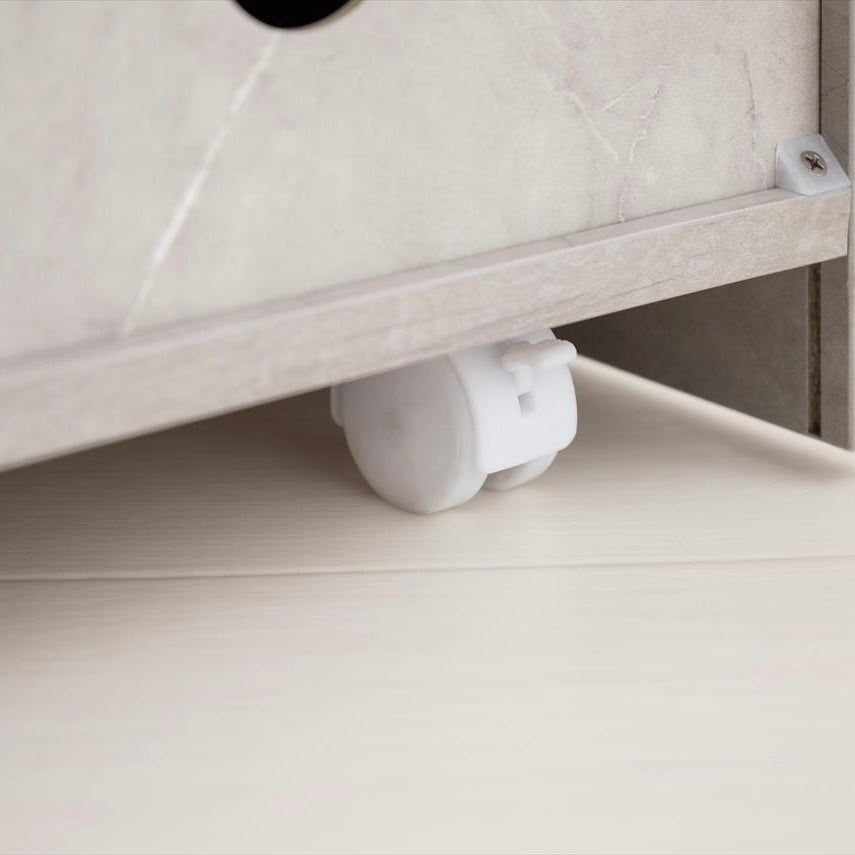 キャスターがついたグレーのチェストのキャスター部分