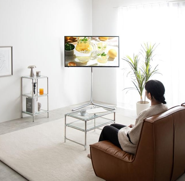 シルバーポールのテレビスタンドを部屋の隅に置いている様子