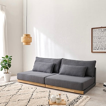 座面が広い2人掛けのソファが並んで置かれている様子