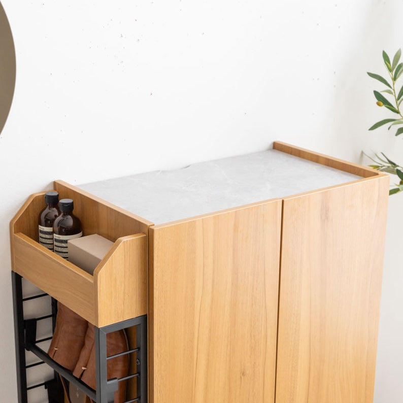 ブラウンのラック付きキャビネット