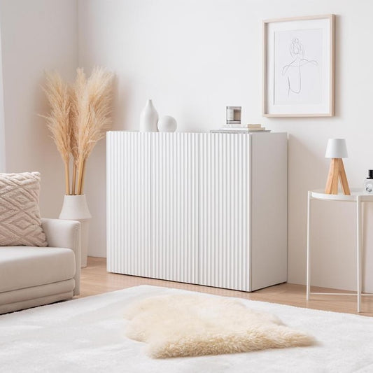 波型扉のホワイトのキャビネットを部屋に置いている様子