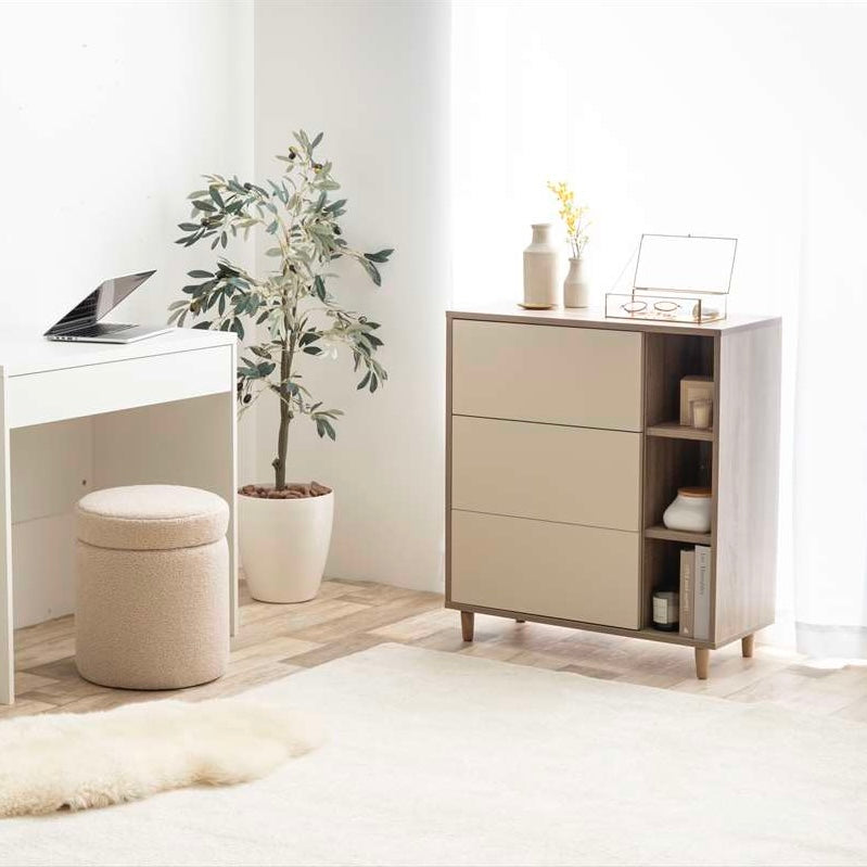 リビングに置かれた引き出し付きのキャビネット