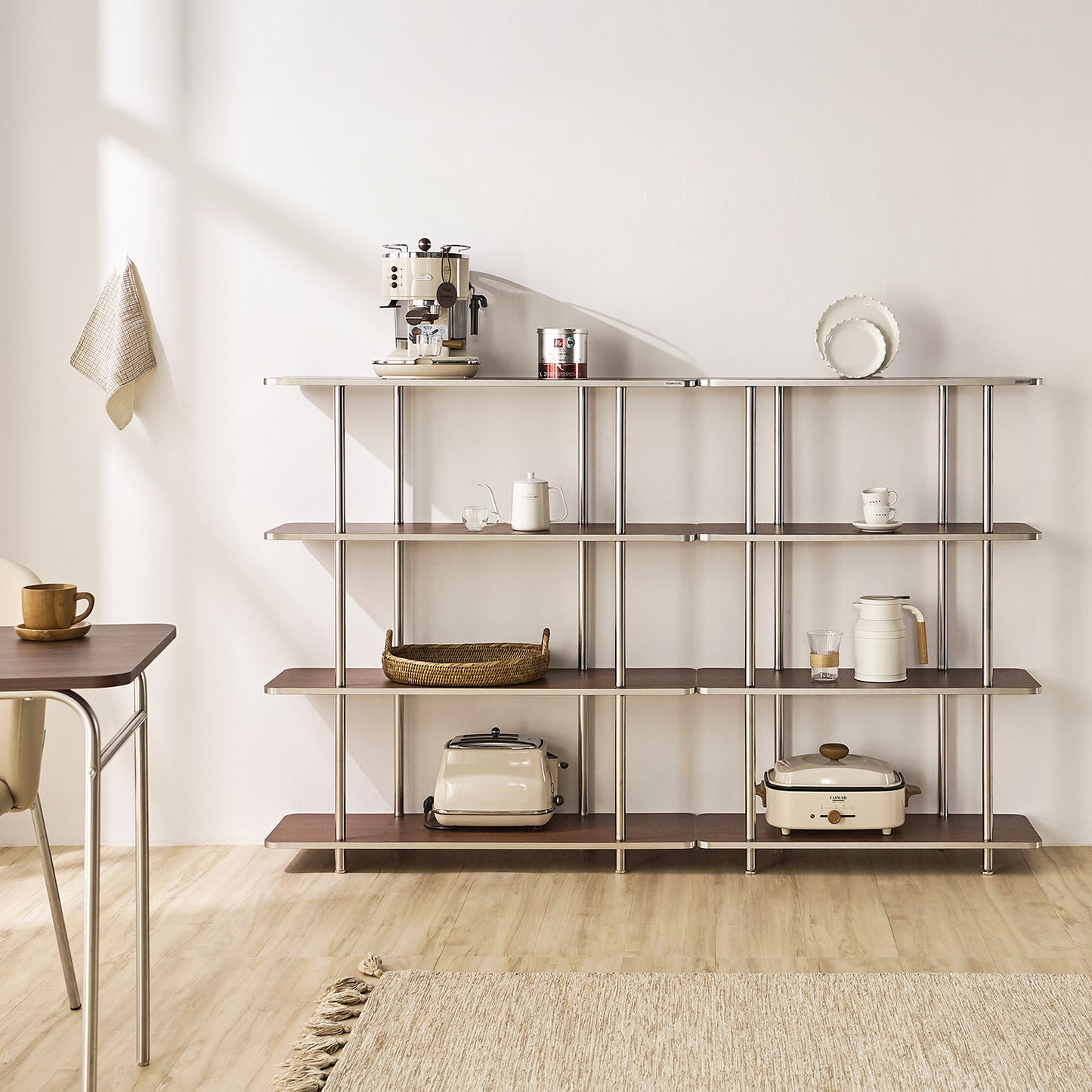 幅の違う4段のブラウンのオープンシェルフが横並びで置かれている様子