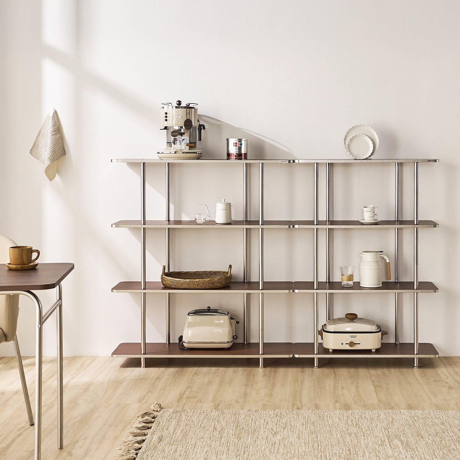 幅の違う4段のブラウンのオープンシェルフが横並びで置かれている様子