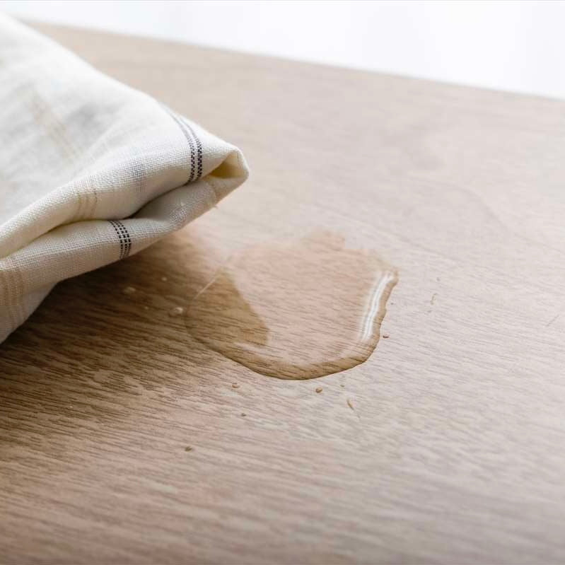 ルーバー扉とひき引き出し収納がついたキャビネットの天板に滴る水滴