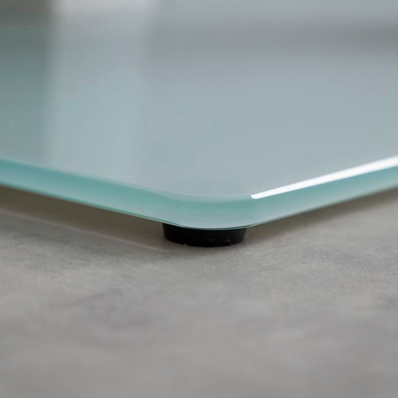 ラック付きのホワイトのテレビスタンドの脚元部分