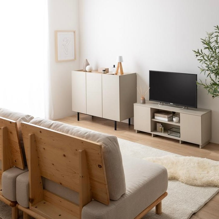 木目柄のバイカラーキャビネットがテレビ台の横に置かれている