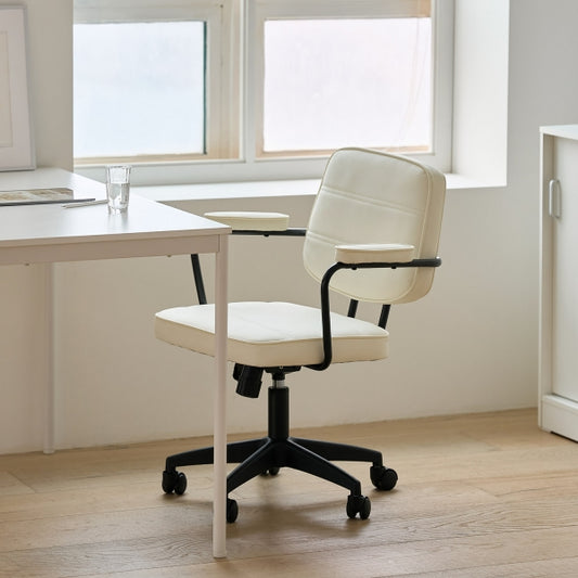 ホワイトカラーのワークチェアがデスクの前に置かれている
