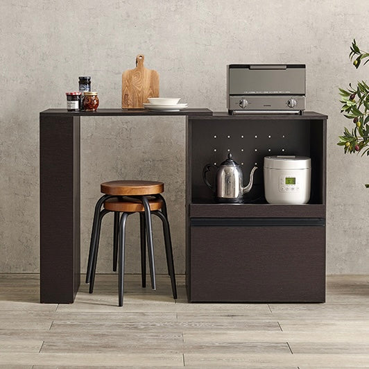 ダークブラウンのキッチンボードに調理器具やストック品が収納されている様子