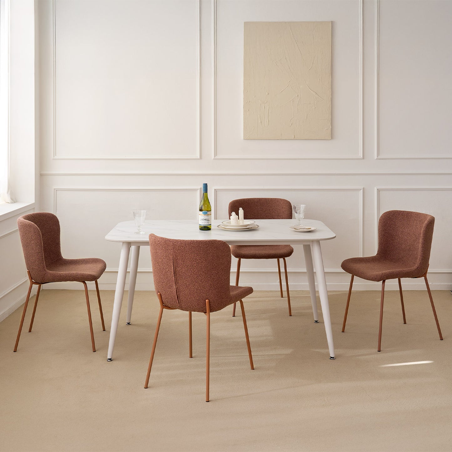 Roomnhomeのブラウンファブリックチェア4脚セットで細い木製脚のモダンダイニングチェア