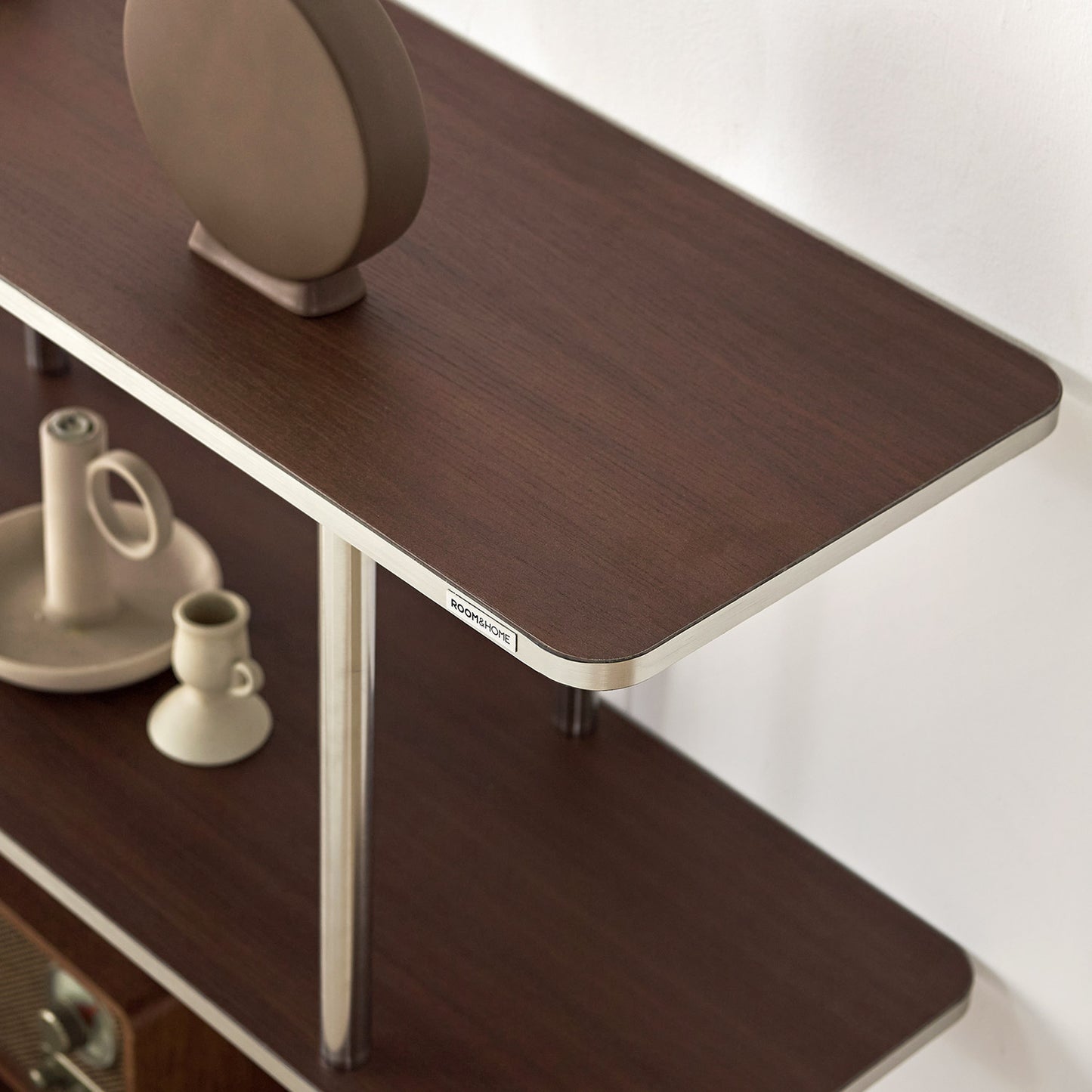 ブラウンのオープンシェルフ