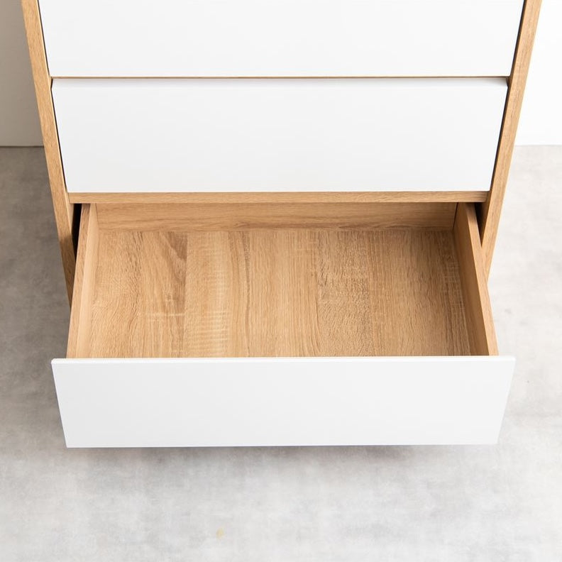 白の引き出しが4段のチェストの引き出しの中の様子が見える写真