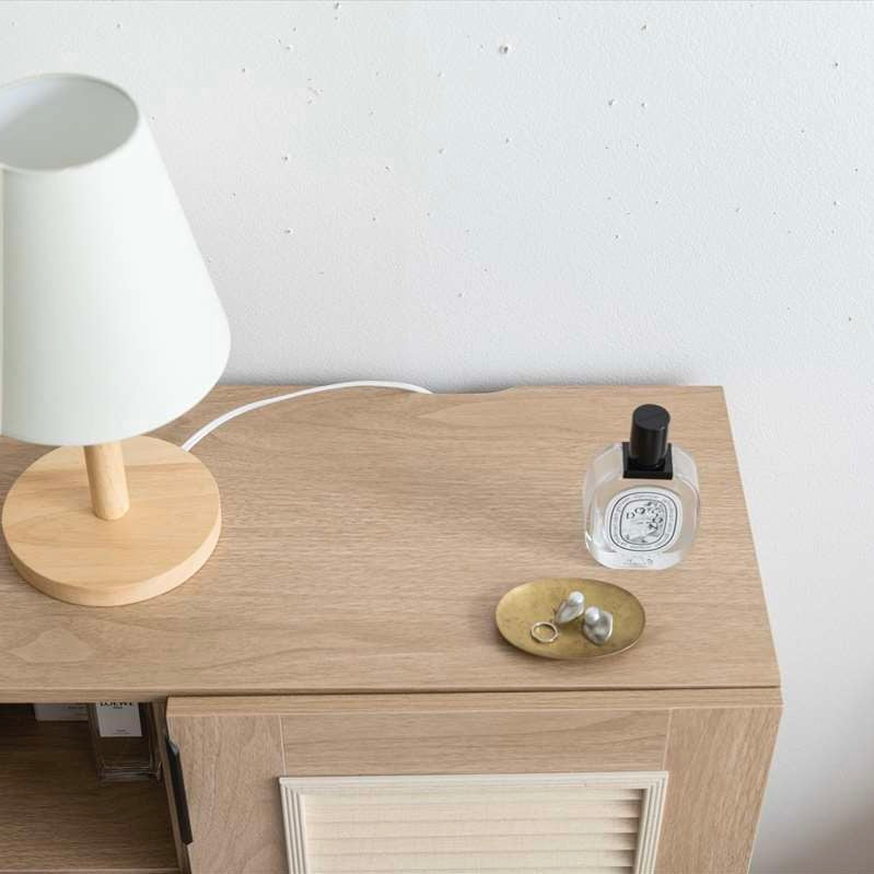 ルーバー扉とひき引き出し収納がついたキャビネットの天板部分