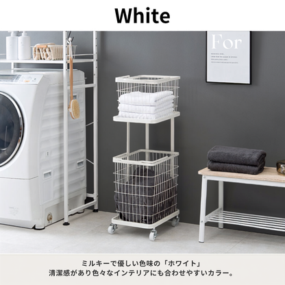 白いワイヤーメッシュ製のシンプルランドリーラック三段タイプでキャスター付きの洗濯カート