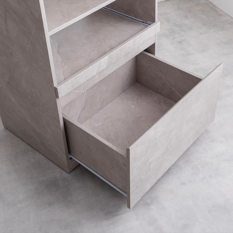 コンパクトなサイズ感のシンプルなキッチンラックの収納部分