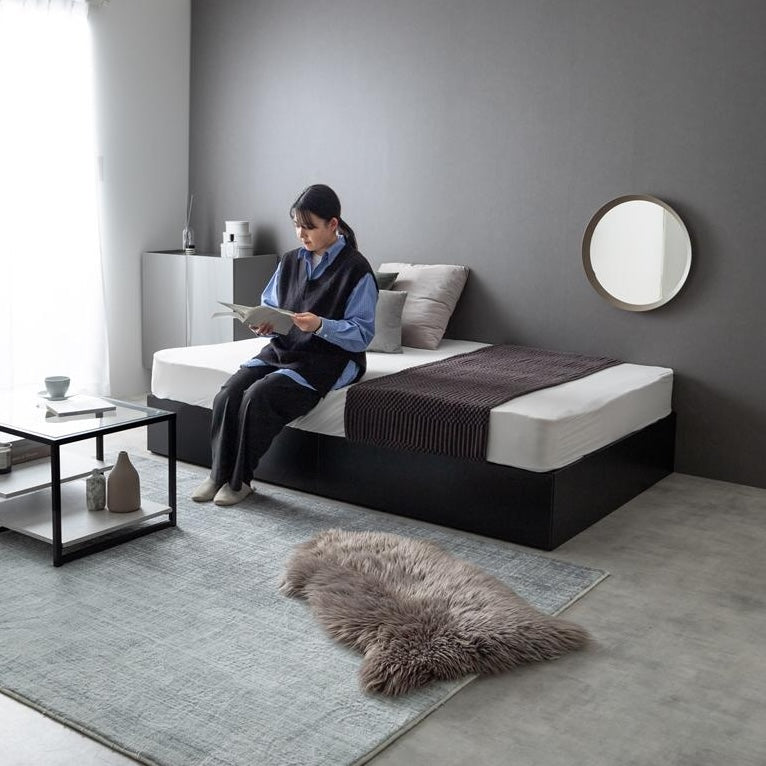 シンプルな黒のベッドフレームに2杯の引き出しが付いていて、シックな雰囲気の部屋で使っている