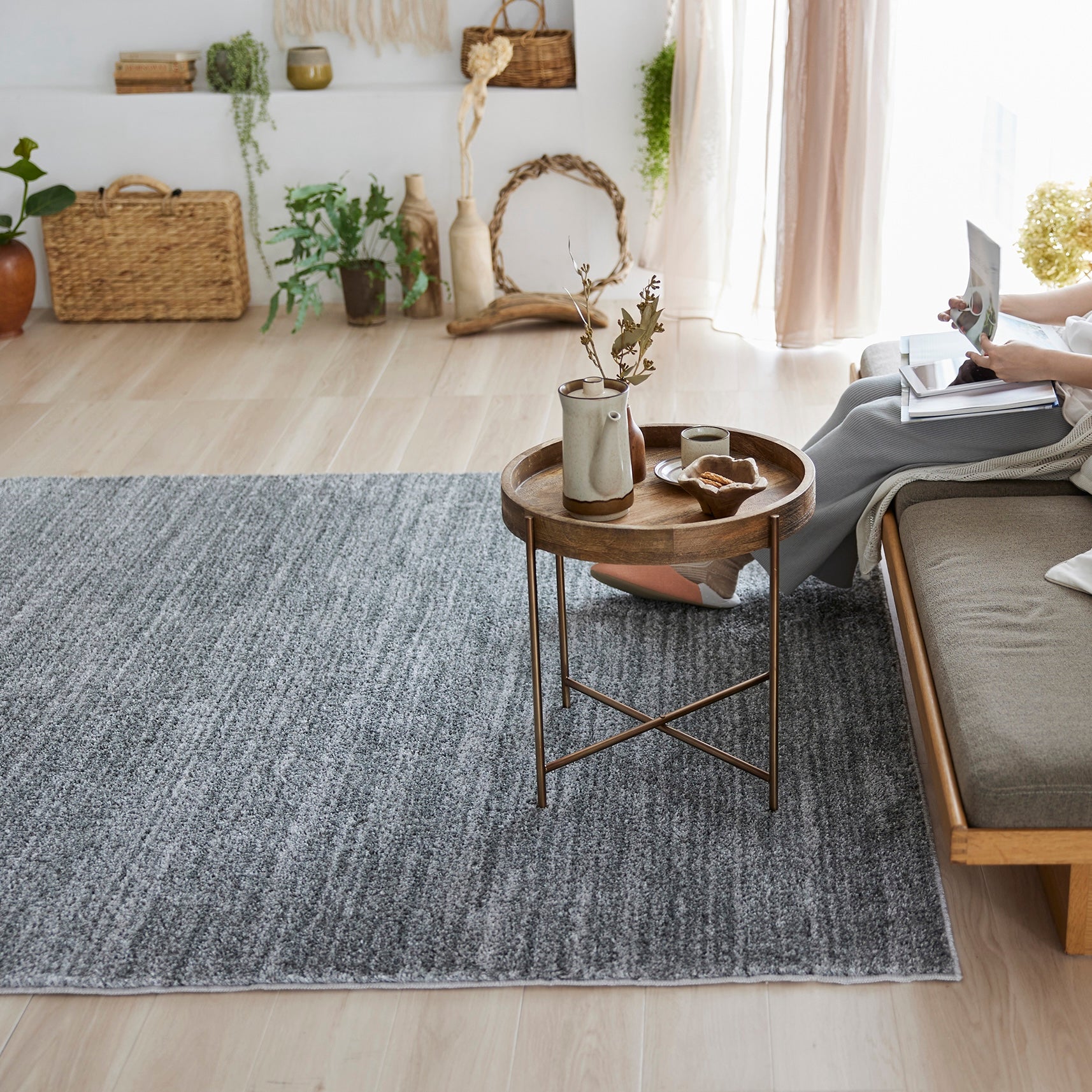 グレーのナチュラルラグ