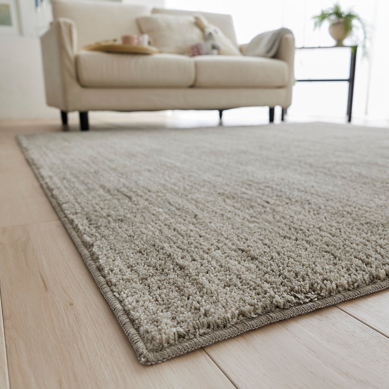 グレージュのナチュラルラグ