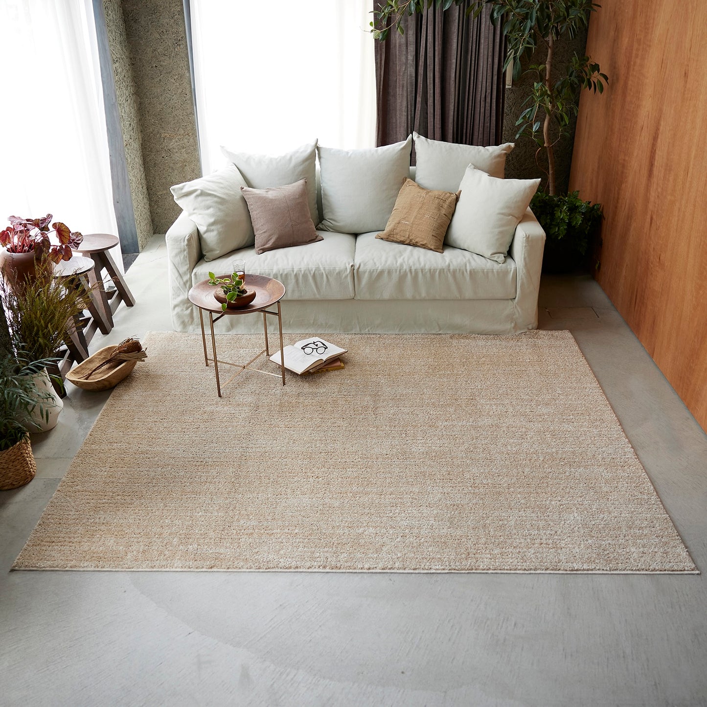 ベージュのナチュラルラグ