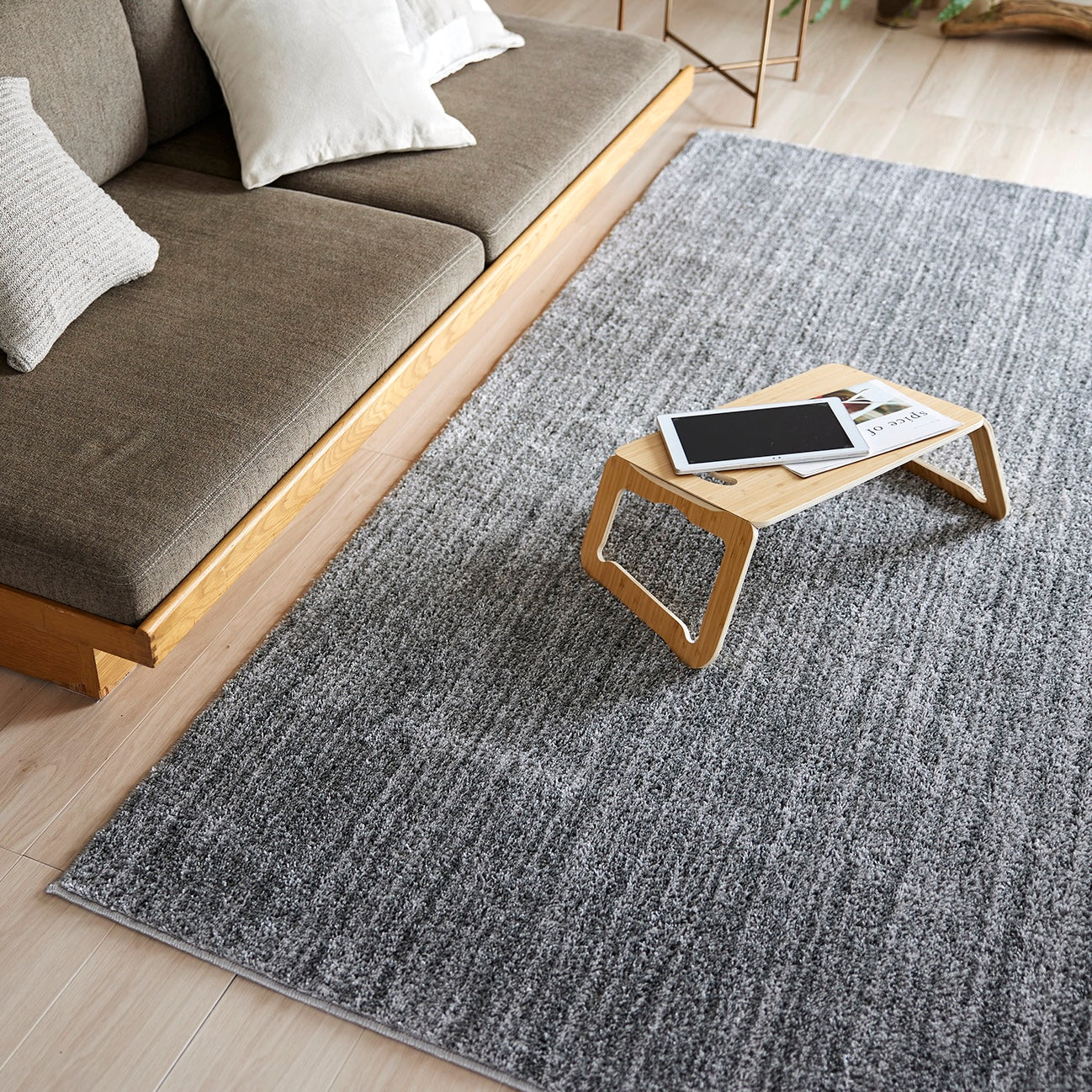 グレーのナチュラルラグ