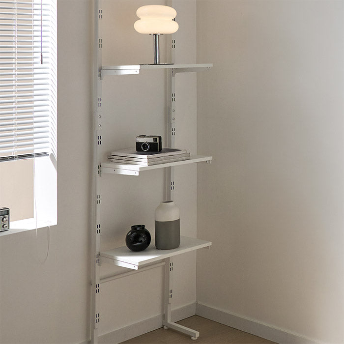 Roomnhome｜エルパ突っ張りカスタムシェルフの白い金属製調節可能な棚付きシンプルデザイン収納棚