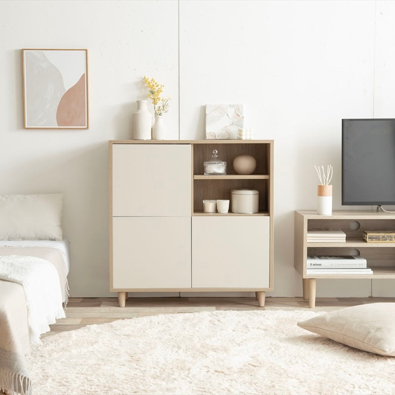 リビングに置かれたキャビネットにインテリアが飾られている