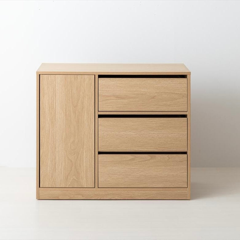 キャスターがついたナチュラルのチェスト