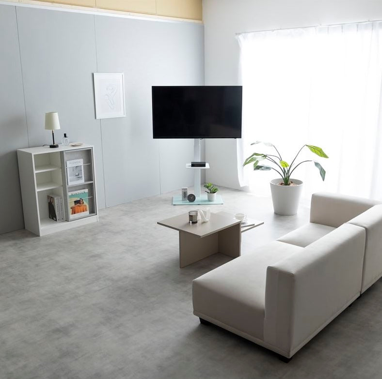 ラック付きのホワイトのテレビスタンドが部屋の角に置かれている様子