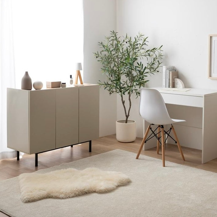 窓際に置かれた木目柄のバイカラーキャビネット