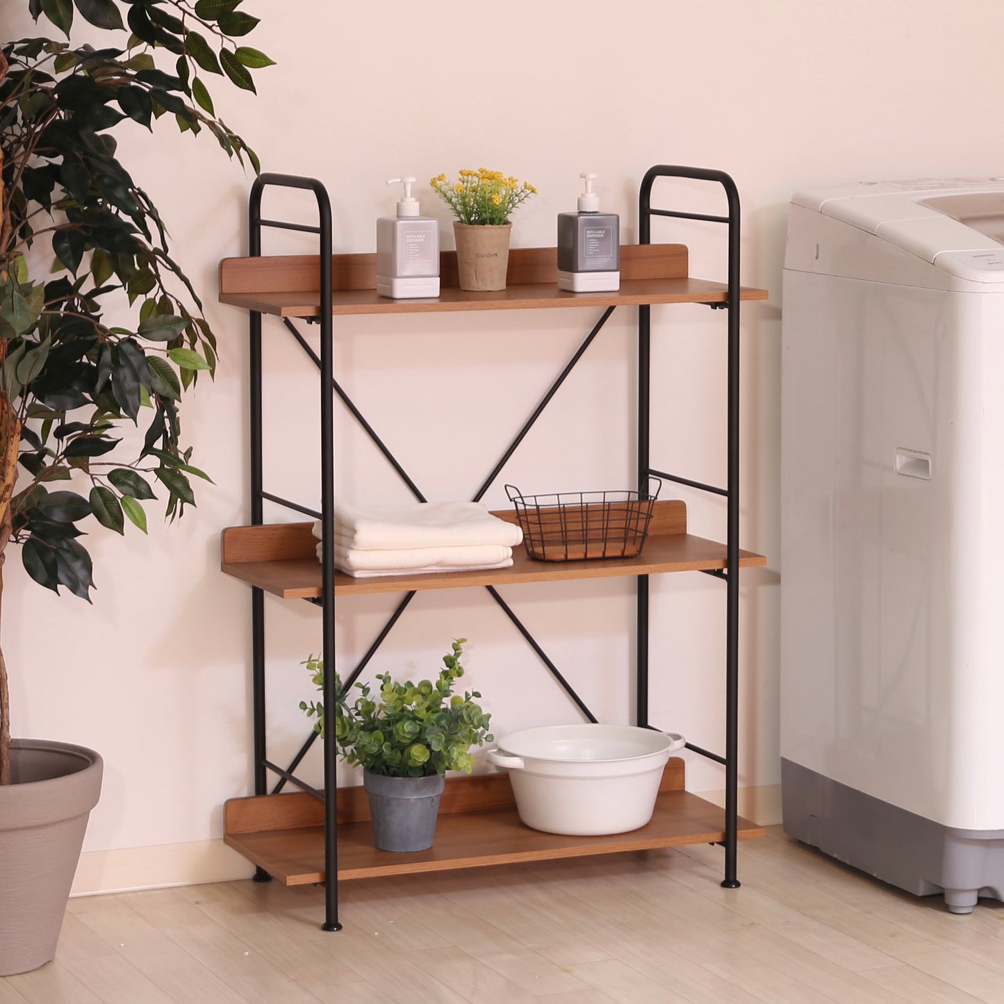 ウッド素材とブラックフレームの3段のオープンシェルフが洗濯機横に置かれている様子