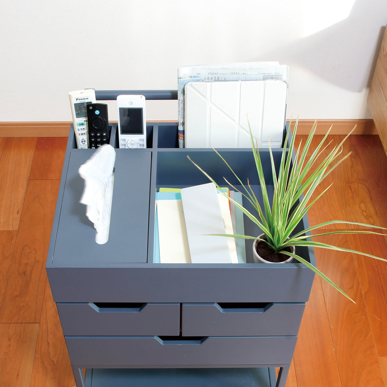 引き出しがたくさんついたグレーのワゴンに小物やティッシュが収納されている様子