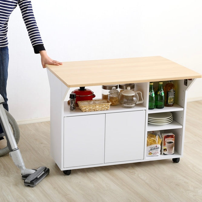 折りたたみ式のキッチンワゴンテーブルを移動させている様子