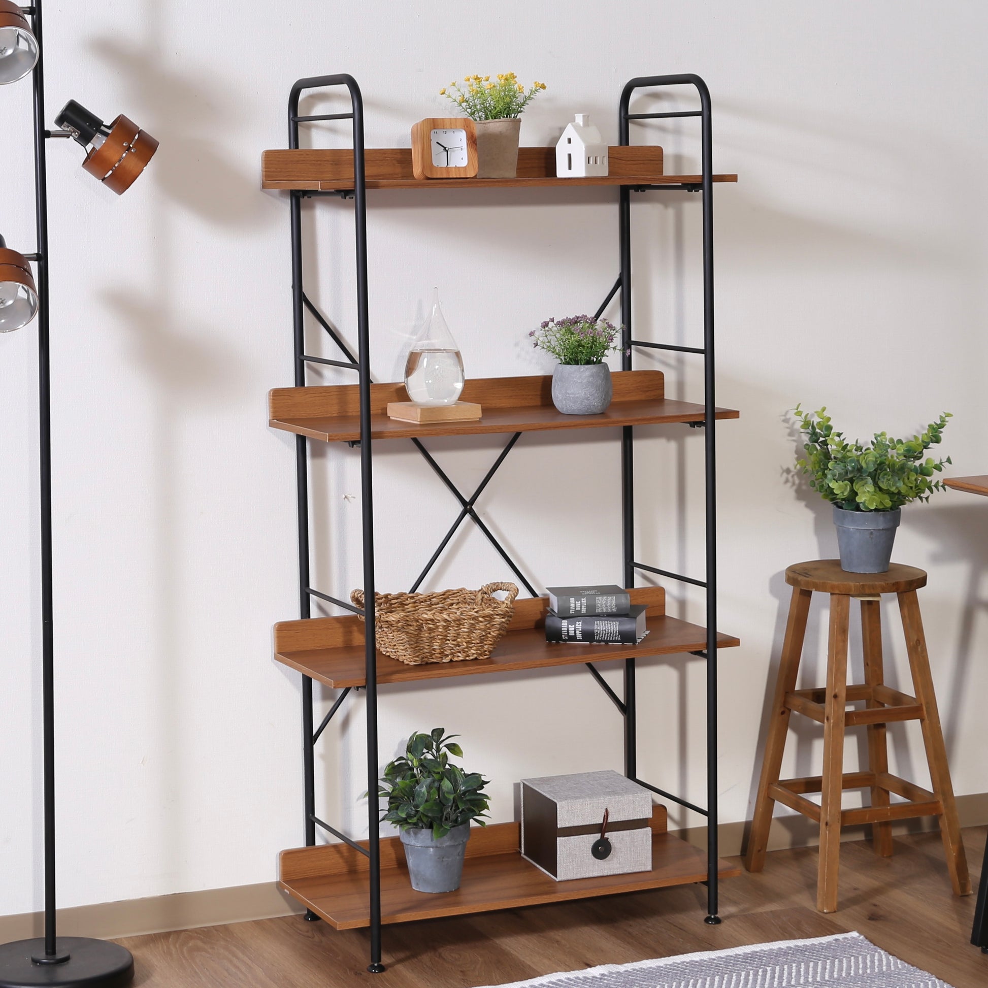 ウッド素材とブラックフレームの4段のオープンシェルフがリビングに置かれている様子