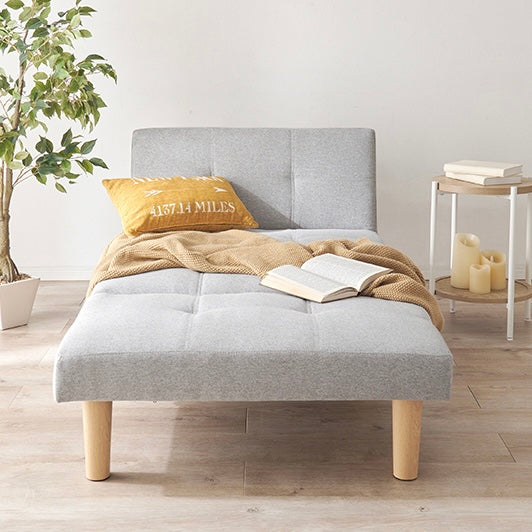 4wayで使えるリクライニング式のソファベッドがソファとして使われている様子