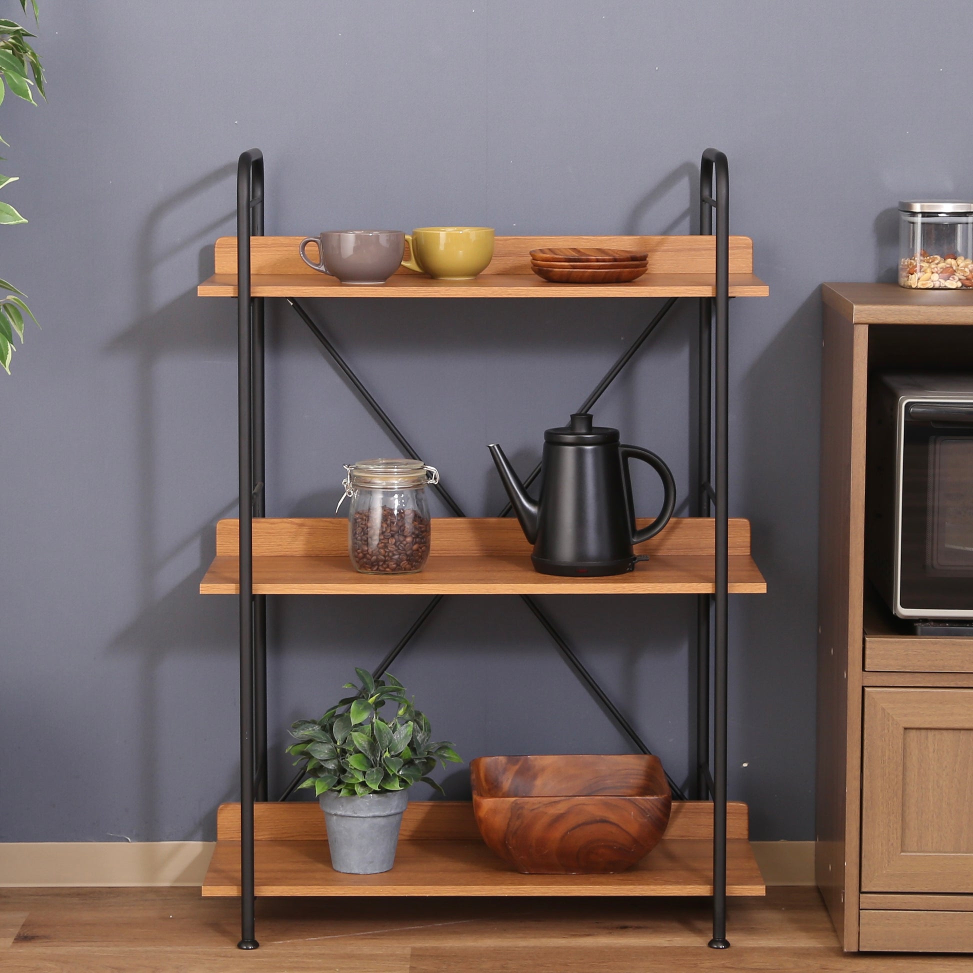 ウッド素材とブラックフレームの3段のオープンシェルフがキッチンに置かれている様子