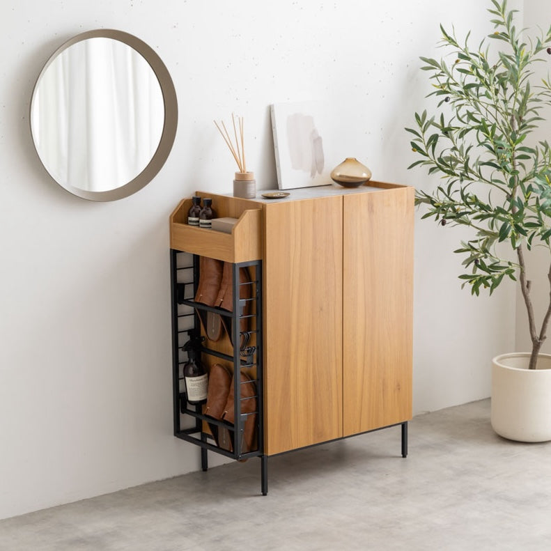 ブラウンのラック付きキャビネットを部屋に置いている様子