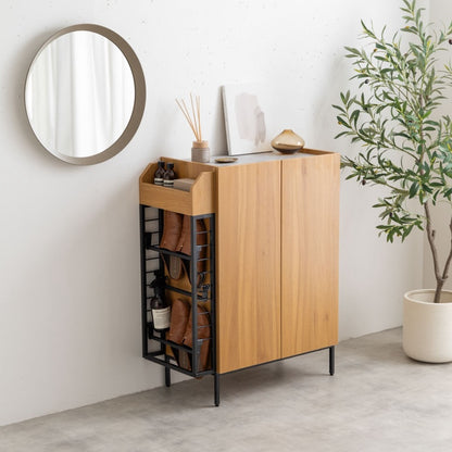 ブラウンのラック付きキャビネットを部屋に置いている様子