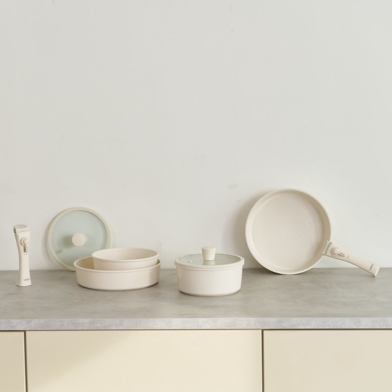取手も蓋も本体も真っ白でお洒落な鍋4点セット（取手、フライパン、片手深鍋、蓋）