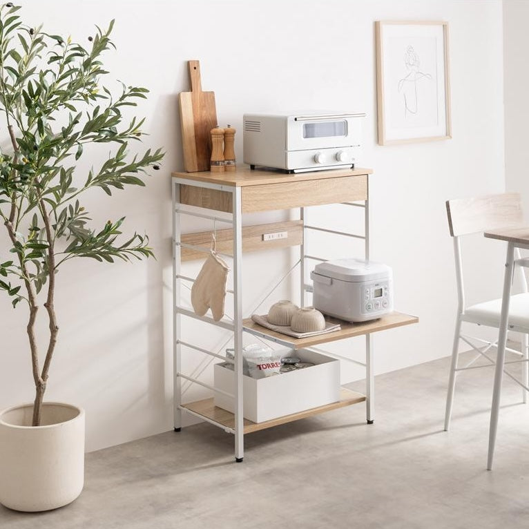ナチュラルウッドのコンセント付キッチンラックが部屋に置いてある