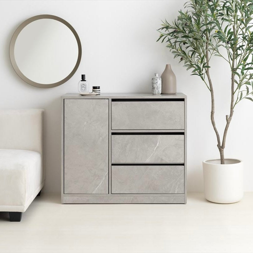 キャスター付がついたグレーのチェスト